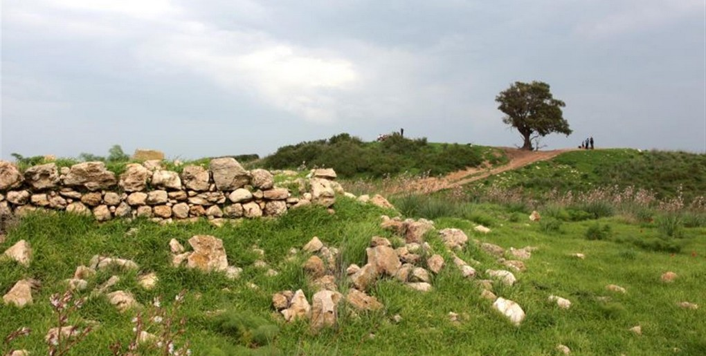 שביל רגלי לצד דרך נוף נחל שקמה - משמורת פורה לתל נגילה