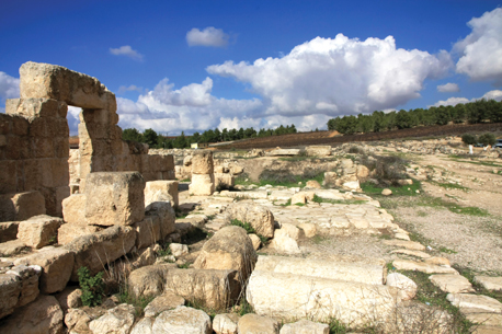 שרידי מבנה בחורבת ענים. צילום: יעקב שקולניק, ארכיון הצילומים של קק"ל