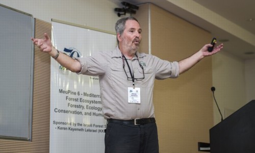 המדען הראשי של רשות הטבע והגנים דר יהושע שקדי בכנס.  צילום: דניס צין