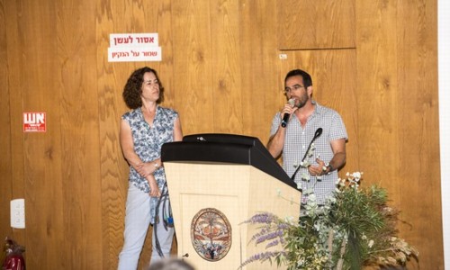 דר יעל מנדליק ודר יהל פורת מציגים את מחקרם ביום העיון. צילום: דניס צין