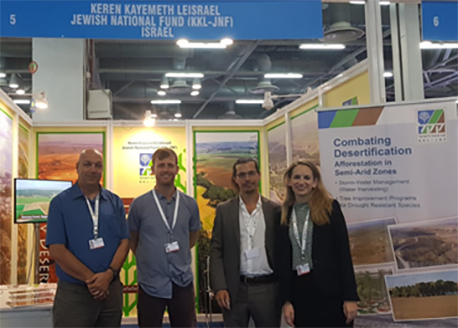 משמאל לימין: חברי המשלחת דניאל בן דוד, יותם פרלמן ואסף קרואני
עם הקונסולית המדינית בשגרירות ישראל בדלהי נועה חכים.  צילום: משלחת קקל