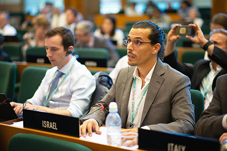 אסף קרואני מקריא את הצהרת ישראל במליאת האום ברומא. 
צילום:  FAO/Pilar Valbuena ©