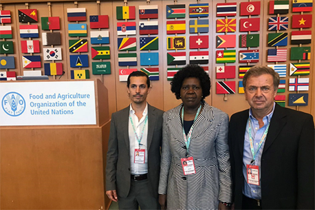 נצגי קקל דר דוד ברנד (מימין) ואסף קראוני עם ראשת שירות הייעור של קניה.  צילום: משלחת קקל