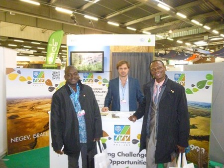 עמיתים מפאסו בביתן קק''ל.  צילום: משלחת קקל לוועידה