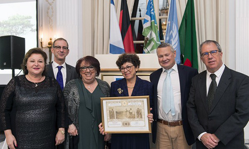 המזכירה המינהלית של האום למאבק במדבור (UNCCD) מוניק ברבט עם משתתפי האירוע הדיפלולמטי שקקל קיימה בוועידת האום COOP23. 
צילום: קקל גרמניה