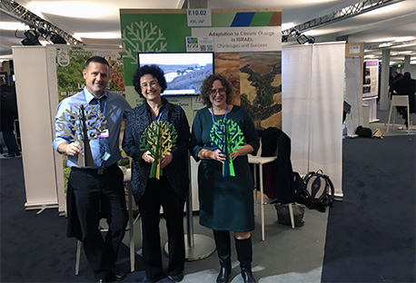 מימין לשמאל: חברת הכנסת יעל כהן-פרן , נציגת המשרד לאיכות הסביבה
ונציג חברה אמריקאית שהתעניין בפעילות קקל מפגש בביתן.
צילום: מנהל פיתוח הקרקע - אגף הייעור, קקל