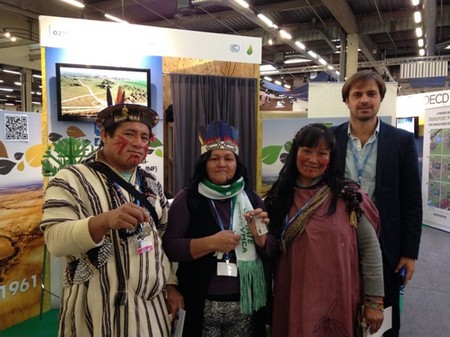 נציג קק''ל לוועידה יוהנס גואנין עם עמיתים מפרו בביתן קק''ל. 
צילום: משלחת קק''ל לוועידה