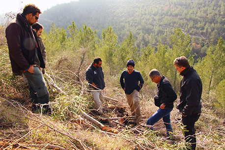צוות ההיגוי של המיזם בסיור ביקורת בשטח המטופל.  צילום: שני גלייטמן