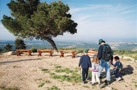 מטיילים בפארק אדמית. צילום: אבי הירשפילד, ארכיון הצילומים של קק''ל
