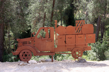 שחזור המשוריינים בדרך בורמה. צילום: יעקב שקולניק, ארכיון הצילומים של קקל