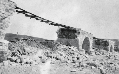 גשר הרכבת התוכרי בביר עסלוג' לאחר פיצוצו ב-1917.  צילום: ארכיון צילומי קק''ל