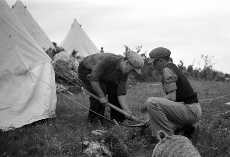 הקמת מחנה האוהלים הזמני ביום העלייה לחניתה.  צילום: רודי וייסנשטיין