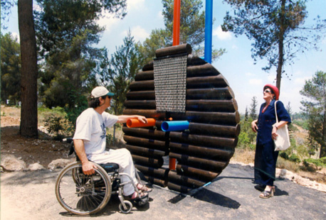מתקן מותאם לשימוש בכסא גלגלים ביער: ארכיון צילומי קק"ל.