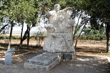 האנדרטה לזכר בני משפחת צ'יזיק.  צילום: אביבה ברעם