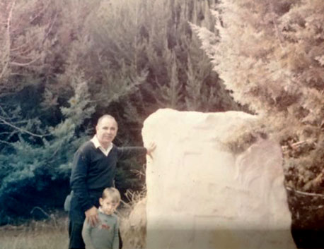 הפסל צבי טברדז'בו ובנו חיים ליד הפסל. צילום: אוסף פרטי