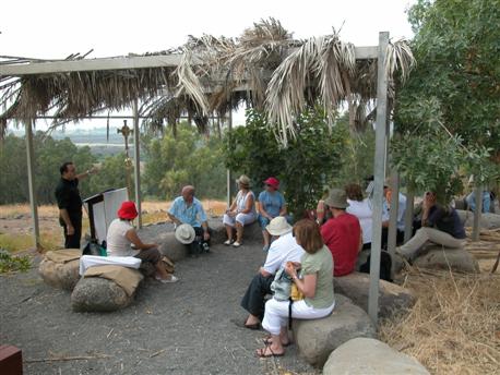 מטיילים בבית ציידה. צילום: יעקב שקולניק