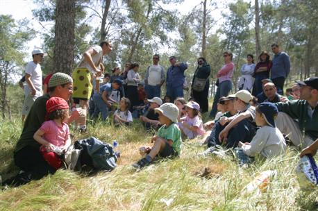 מטיילים ביער להב. צילום: ארכיון צילומי קק"ל