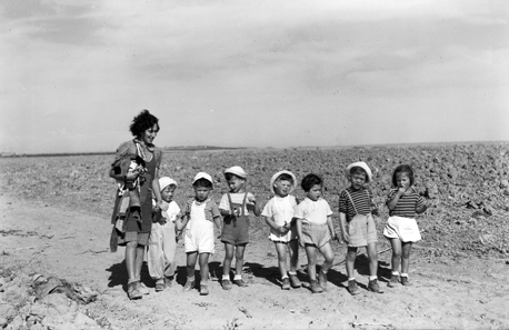 ילדי בארות יצחק בשנת 1945.  צילום: ארכיון צילומי קק''ל