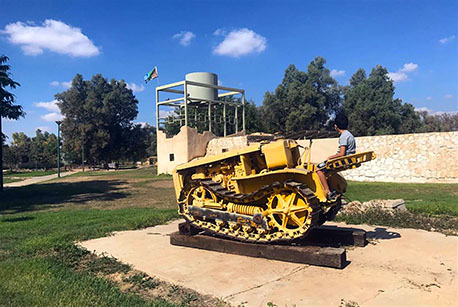 טרקטור הקטרפילר המשוחזר. צילום: אורנית גינת 