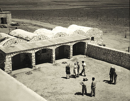 חצר בית אשל בימי ההתיישבות. צילום: יעקב רוזנר, ארכיון הצילומים של קקל