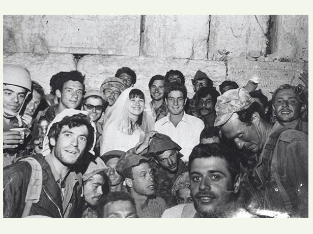בשש אחרי המלחמה, 1967 / יומיים לאחר שחרור הרובע היהודי חגגו קרולין רובין והצנחן צור בן ישי את נישואיהם בכותל המערבי / צילום: אהרון צוקרמן, לשכת העיתונות הממשלתית/ דוד הירשפלד, ארכיון הצילומים של קק"ל