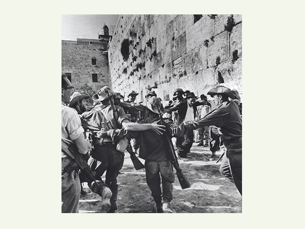 הורה כותל, 1967 / לא מתאפקים. מעגל רוקדים ספונטני של לוחמים למרגלות הכותל המערבי, זמן קצר לאחר שחרורו / צילום: ורנר בראון, ארכיון הצילומים של קק"ל