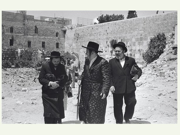 עולה לרגל, 1967 / רבי מנחם מנדל טאוב, האדמו"ר מקאליב (במרכז), מבקר בכותל המערבי מיד לאחר שחרורו / צילום: דוד הירשפלד, ארכיון הצילומים של קק"ל