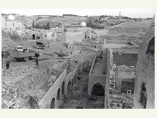 פינוי הריסות הרובע היהודי, 1967 / בתחתית התמונה פינוי הריסות בתי מחסה. ברקע: הר הזיתים והר הבית. קשת רובינסון מציצה מהכותל המערבי / צילום: זאב רדובן, ארכיון הצילומים של קק"ל