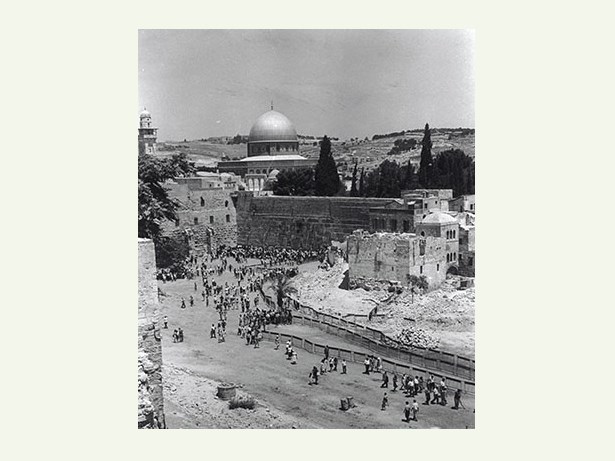 בדרך אל הכותל, 1967 / בהיעדר תשתיות, ביקור בכותל מיד לאחר שחרורו היה מסע רגלי מפרך. מימין: שרידי שכונת המוגרבים / צילום: ארכיון הצילומים של קק"ל