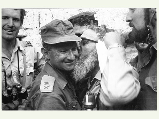 פרץ של התרגשות, 1967 / הרב הראשי לצה"ל הרב שלמה גורן (מימין) ואלוף פיקוד המרכז עוזי נרקיס בכ"ח אייר ליד הכותל המערבי / צילום: ארכיון הצילומים של קק"ל