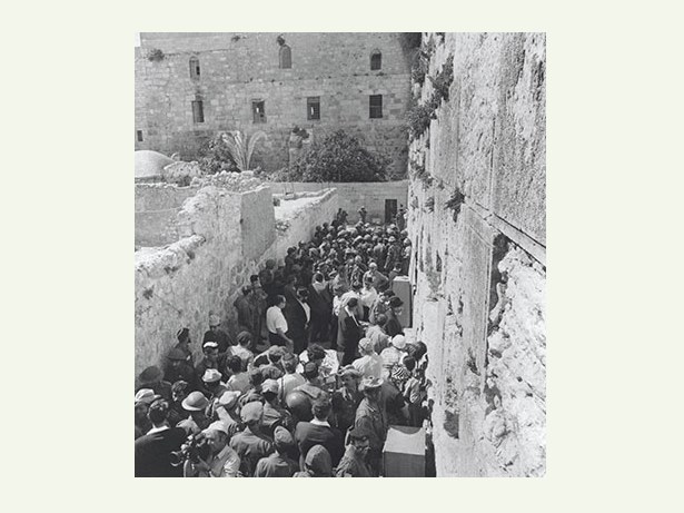 צפוף בכותל המערבי, 1967 / רחבת הכותל מיד לאחר שחרורו. בתי שכונת המוגרבים עומדים על תילם ואין מחיצה בין נשים לגברים / צילום: ורנר בראון, ארכיון הצילומים של קק"ל