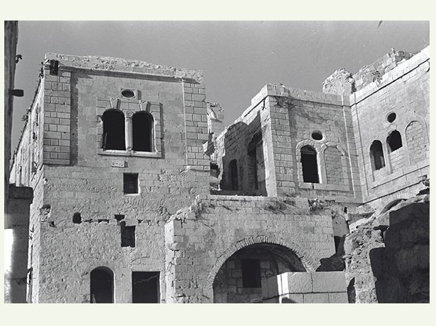 בבניין ציון ננוחם, 1967 / מבט על צפון מתחם החורבה ברובע היהודי. המתחם כלל את בית הכנסת מנחם ציון שנבנה בשנת 1837 וכן את ישיבת עץ חיים / צילום: משה אלברט, ארכיון הצילומים של קק"ל