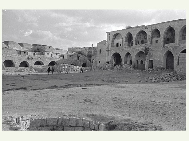 כיכר בתי מחסה, 1967 / בית רוטשילד (מימין) ובתי לוגאנוס. כאלף איש מצאו מחסה בבתי לוגאנוס לפני כניעת הרובע היהודי ב-1948 / צילום: סימה זליג, ארכיון הצילומים של קק"ל