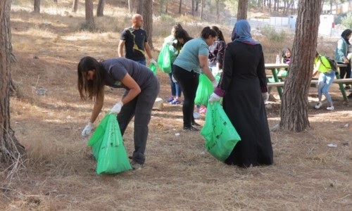 תלמידות בית הספר עמל בפעילות ביום הניקיון.  צילום: מירב שני ישראל