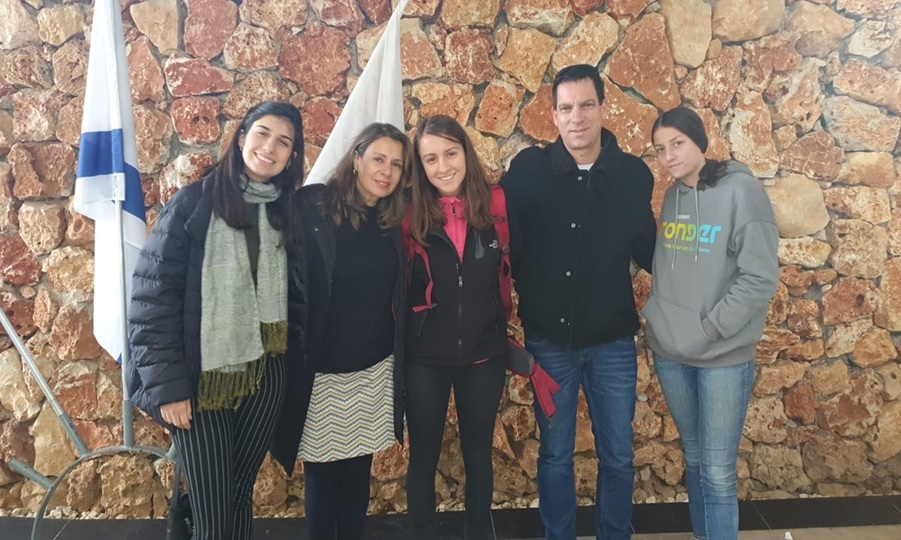 סרן עדן נמרי ובני משפחתה. צילום: באדיבות המשפחה