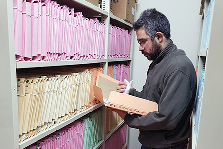 עיון בתיק בארכיון קקל. צילום: ריקי דאדון, ארכיון הצילומים של קקל