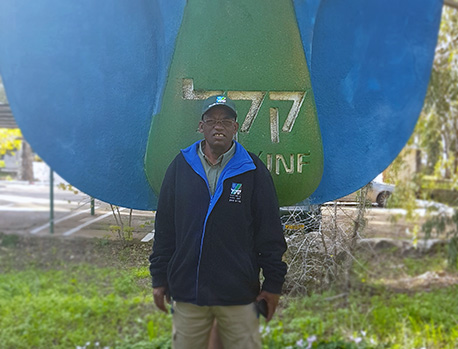 מתנדב קקל אבי קסהון.  צילום: מירה זר