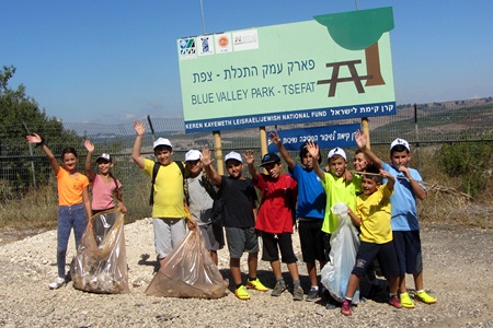 תלמידים מנקים את פארק עמק התכלת.  צילום: תניה זיסקינד