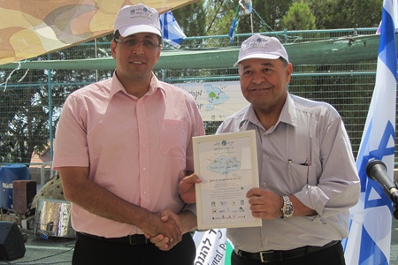 יו''ר עמית של קק''ל אלי אפללו מעניק תעודה הוקרה ליום הניקיון 2013 לראש עיריית צפת.  צילום: תניה זיסקינד