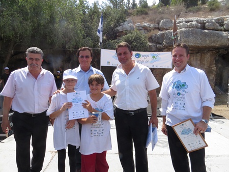 המרכזי ביער בן שמן. מימין:סגן שגריר אוסטרליה בישראל לוק דייוויס, ראש עיריית מודיעין חיים ביבס, יו"ר קק"ל אפי שטנצלר, השר להגנת הסביבה עמיר פרץ ותלמידים. צילום: יואב דביר.