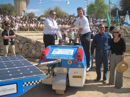 מימין לשמאל: אנדריאה פוקנר, אפי שטנצלר, לואיס פלמר, וגלעד ארדן עם  המונית הסולארית.  צילום: ארכיון הצילומים של קק''ל