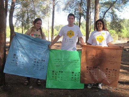 השקיות המתכלות ששימשו לראשונה להפרדת סוגי פסולת ביום הניקיון.  צילום: ארכיון צילומי קק''ל