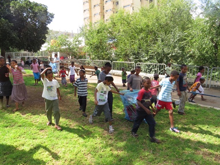 ילדי העולים בעיצומו של מבצע הניקיון.  צילום: יואב דביר