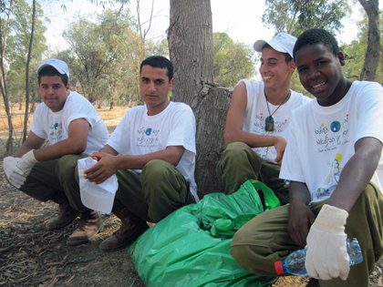 חיילים מנקים את יער רהט.