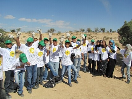 ילדי היישוב חורה בפעילות הניקיון.  צילום: ארכיון הצילומים של קק''ל