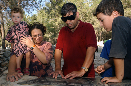 שילוט הסבר בכתב ברייל ואיורים שניתן למשש. צילום: פלאש 90