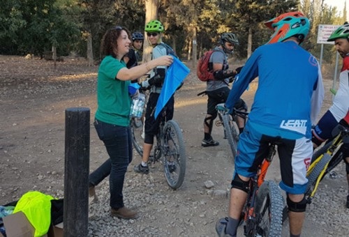 חלוקת שקיות לאיסוף אשפה למתנדבי מנקים ורוכבים ביער בן שמן. צילום: יוסי זמיר, ארכיון הצילומים של קקל