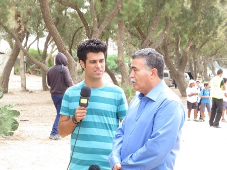 השר אמיר פרץ וכוכב ערוץ הילדים טל מוסרי ביום הניקיון.  צילום: יואב דביר