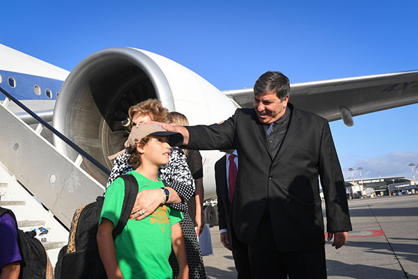 יור קקל דניאל עטר מקבל פני נער עולה מארהב בנתבג. צילום: נפש בנפש