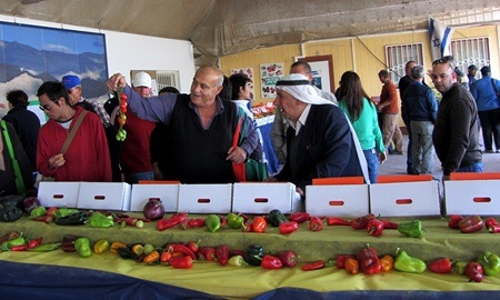 משתתפי היום הפתוח מתרשמים מהפלפלים. צילום: תניא זוסקינד